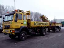 MAN (LE250B) einer bekannten Rieder Baufirma steht vor den Toren einer Servicewerkst�tte; 090117