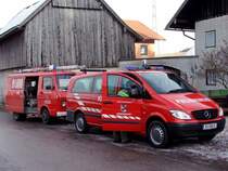 Am Vormittag feierlich �bergeben, am Nachmittag schon den ersten Einsatz f�r MB-VITO, sowie dem  altem  Fahrzeug VW-LT35 welches seit dem Jahre 1980 im Dienst der FF-Engersdorf ist; 090117