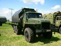 Hier der Benziner Ural 375D als Panzerwerkstatt beim Treffen in Auerbach Rebesgr�n. 