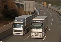 Ein RENAULT MAGNUM 500PS �berholt einen Actros 1844(?) bei L�denscheid-S�d. (15.01.2009)
