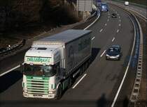 Scania Topline 124L 400PS von Hillebrand ist auf dem Heimweg nach Bergneustadt/Drolshagen. So wie es aussieht hat sich das Unternehmen auf den Verkehr nach Russland spezialisiert. (15.01.2009)
