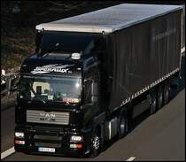 MAN in BLACK: MAN TGA 18.440(?) von SPERALUX.S.A aus Iserlohn. Das Unternehmen hat sich auf den Transport von St�ckgut und Ladung mit �berbreite spezialisiert. F�r viel lokale Fabriken/Firmen aus der Draht/Stahlindustrie ist das Unternehmen unterwegs. (15.01.2009)
