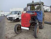 Die besten Zeiten sind f�r diesen STEYR-Traktor schon vorbei, und fristet sein Dasein am Parkplatz eines Fahrzeugersatzteilh�ndlers; 090117