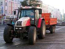 STEYR9100M ist mit einem Einachstandemkipper am Hauptplatz von Ried i.I. vorgefahren, um die  sterblichen �berreste  des noch dahinter stehenden Weihnachtsbaumes abzutransportieren; 090113