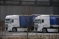 ROSWITHA BRUDERS: DAF XF105.460  SuperSpaceCab  und ein DAF XF105.460  SpaceCab  stehen in Niederschelden. Deutlich ist der unterschied zwischen den beiden  Baureihen  zuerkennen.
