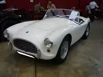 AC Ace. 1953 - 1964. Von diesem Modell, das als Vorläufer des legendären AC Cobra gilt, wurden 728 Fahrzeuge in Handarbeit gefertigt. Der abgelichtete AC ist einer von 220 Stück dieser Baureihe, die mit einem hauseigenen Motor ausgerüstet ist. Dieser 
6-Zylinderreihenmotor hat einen Hubraum von 1991 cm³ und leistet 105 PS. Classic Remise Düsseldorf am 30.09.2017.