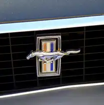 Ford Mustang, Logo am K�hlergrill, Okt.2017