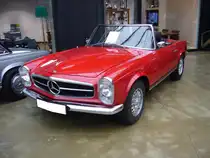 Mercedes Benz W113 230SL. 1963 - 1971. Die als  Pagodenmercedes  bekannte Baureihe kam 1963 auf den Markt. Als 230SL wurde er von 1963 - 1967 produziert. Der 6-Zylinderreihenmotor hat einen Hubraum von 2291 cm³ und leistet 150 PS. Classic Remise Düsseldorf am 30.09.2017.