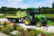 John Deere 3720 mit Flieg 1-achs-Hänger im Schloßpark Brühl - 07.08.2017