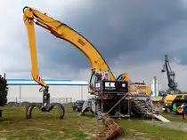 Liebherr Litronic 944 mit Holzgreifer am 24.09.17 beim Hafenfest im Bayernhafen Aschaffenburg