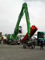 Sennebogen 830 Mobil Umschlagbagger mit Schrottzange am 24.09.17 beim Hafenfest im Bayernhafen Aschaffenburg