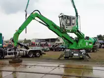 Sennebogen 818 Mobil Umschlagbagger mit Schrottzange am 24.09.17 beim Hafenfest im Bayernhafen Aschaffenburg