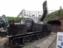 Ein Aufklärungsstation RBS-40  Agatha  (P-40 Long Track) auf dem Basisfahrzeug 426 U in der Zweigstelle Fort IX  Sadyba  des Armeemuseums Warschau. (August 2011)