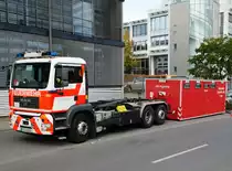 Feuerwehr Frankfurt Höchst MAN TGA WLF (Florian Frankfurt 35/66-1) mit dem Abrollbehälter Hygiene (Toiletten) am 30.09.17 bei der Katstrophenschutz Übung Frankopia im Osthafen 