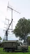 Ein Radarsystem vom Typ P-12MA Yenisei (Spoon Rest A) zur Aufklärung von Luftzielen und zur Zielzuweisung in der Zweigstelle Fort IX  Sadyba  des Armeemuseums Warschau auf einem LKW Zil-157. (August 2011)