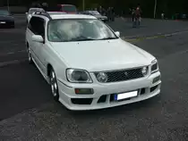 Nissan Stagea. 1996 - 2001. Soweit mir bekannt ist, wurde das Kombimodell nur in Japan angeboten.  Hier wurde ein Fahrzeug abgelichtet, das nach dem Facelift 1998 produziert wurde. Der japanische Kunde konnte zwischen einem 4-Zylindermotor mit 2.0l Hubraum und 130 PS oder einem 6-Zylindermotor mit 2.5l Hubraum wählen. Den 6-Zylindermotor gab es mit 190 PS oder gar als Turbo mit 230 PS. All-Jap Treffen am 03.10.2017 in Krefeld.
