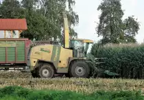 Der Exakt-Feldhäcksler BiG X 1100 von KRONE ist mit 1078 PS die zurzeit stärkste Landmaschine der Welt. Am 30.10.2017 ist ein Häcksler des Lohnunternehmens Klaaßen KG bei der Arbeit auf einem Bio-Maisfeld im Raum Lützen zu sehen.