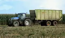 Der New Holland T7.270 mit einem Ladewagen bei der Bio-Mais-Ernte am 03.10.2017 im Raum Lützen (Lohnunternehmen Klaaßen KG).