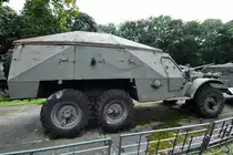 Der Schützenpanzerwagen BTR-152 im Museum der polnischen Armee. (Warschau, August 2011)