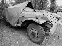 Der Schützenpanzerwagen BTR-152 in der Zweigstelle Fort IX  Sadyba  des Armeemuseums Warschau. (August 2011)