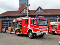 Feuerwehr Bad Vilbel Mercedes Benz Atego TLF 20/25 (Florian Vilbel 1-22-1) am 03.10.17 in Bad Vilbel beim Tag der offenen Tür 