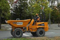 . Dumper Thwaites transportiert Material zu einer Baustelle. 04.10.2017