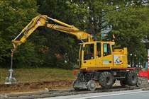 . Zwei Wege Bagger  Atlas 1404 MZ  beim Verlegen von Randsteinen gesehen.  04.10.2017