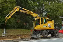 . Zwei Wege Bagger  Atlas 1404 MZ  beim Verlegen von Randsteinen gesehen.  04.10.2017