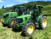 John Deere 5070M, dahinter John Deere 6195R, Schleppertreffen Glottertal, Juli 2017