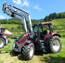 Valtra N104, Allradschlepper aus Finnland mit angebautem Frontheber, Schleppertreffen Glottertal, Juli 2017