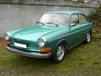 VW Typ 3 1600 TL der Baujahre 1969 bis 1973. Der Typ 3 wurde ja bereits 1961 vorgestellt. Als Erweiterung der Modellpalette kam 1965 die so genannte T ouren L imousine mit Fließheck auf den Markt. 1969 wurde die Baureihe  facegeliftet . Ein solches Fahrzeug wurde hier abgelichtet. 1. Oldtimertreffen am Mülheimer Ruhrgebietsladen am 07.10.2017.