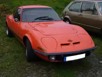 Opel GT/J. 1971 - 1973. Der Opel GT stand ab August 1968 in den Verkaufsräumen der Opel Händler. Ab März 1971 ergänzte das GT/J Modell die Produktpalette. Bei diesem Modell waren alle sonst verchromten Bauteile mattschwarz eingefärbt. Diese Maßnahme sollte, das junge, sportlich ausgerichtete Kundenklientel ansprechen. Der GT/J war nur mit dem 1897 cm³ großen 4-Zylinderreihenmotor mit 90 PS lieferbar. 1. Oldtimertreffen am Mülheimer Ruhrgebietsladen am 07.10.2017.