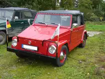 VW Typ 181  Kübelwagen . 1968 - 1980. Eigentlich wurde der Wagen auf Basis des  Käfer  für die Deutsche Bundeswehr entwickelt. Später dann aber auch an andere Behörden und auch an Privatpersonen verkauft. Die Motorisierung erfolgt durch einen in Heck verbauten 
4-Zylinderboxermotor des  Käfer . 1. Oldtimertreffen am Mülheimer Ruhrgebietsladen am 07.10.2017.