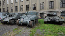 Ein Kampfpanzer T-34 und zwei amerikanische Sherman-Panzer im Museum der polnischen Armee. (Warschau, August 2011)