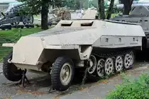 Ein mittlerer Schützenpanzerwagen Sd.Kfz. 251 der deutschen Wehrmacht im Museum der polnischen Armee. (Warschau, August 2011)
