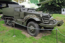 Der gepanzerte Truppentransporter M3 (Halbkettenfahrzeug) im Museum der polnischen Armee. (Warschau, August 2011)
