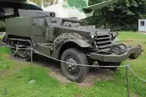 Der gepanzerte Truppentransporter M3 (Halbkettenfahrzeug) im Museum der polnischen Armee. (Warschau, August 2011)