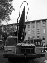 Eine auf einen LKW vom Typ MAZ-543 montierte mobile SS-1c Scud-B-Startplattform der Polnischen Armee (Warschau, August 2011)