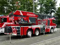 Berufsfeuerwehr Darmstadt Scania DLK23/12 (Florian Darmstadt 1-30-1) am 07.10.17 beim Tag der offenen Tür der HEAG