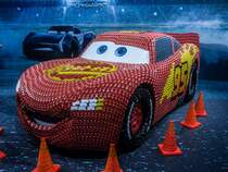 Dieses Modellauto ist mit kleinen Spielautos bedeckt. Das Werk wurde vom Film  Cars  inspiriert. Foto: IAA 2017 Frankfurt Motor Show (September 2017).