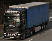 Schwedische 8/ Power No 2: SCANIA R5xx (vermutl. 500) 8/  ist in Richtung S�den unterwegs. Als Zusatz sind zwei Lampenb�gel, Siedepipe mit drei Ausg�ngen, beluechtete Spoilerlippe, Ablage und Lenkrad mit Holzverkleidung... (22.01.2009)
