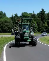 =John Deere unterwegs zum Heuwenden im Juli 2017