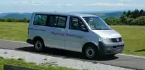 VW T5 der  Flugleitung Wasserkuppe  steht im Juni 2017 neben dem Flugfeld auf der Wasserkuppe