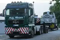 Dieser Schwerlasttransport-LKW MAN TGX 33.480 hat entweder die Lokomotive nach Hattingen gebracht oder wird sie von dort abtransportieren. (Hattingen, Juni 2017)