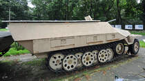 Ein mittlerer Schützenpanzerwagen Sd.Kfz. 251 der deutschen Wehrmacht im Museum der polnischen Armee. (Warschau, August 2011) 