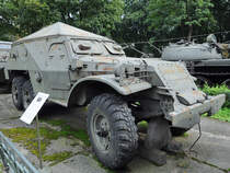 Ein Schützenpanzerwagen vom Typ BTR-152 im Museum der polnischen Armee. (Warschau, August 2011)