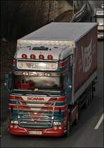 VGEL: Ein sehr schner SCANIA TOPLINE R580 8/ der voralberger Spedition VGEL ist am 22.01.2009 in Richtung Sden unterwegs. Als  extras  wurden (Chrom)-Khlergrillablikationen, und Lampenbgel angebracht. Der Innenraum wurde mit roten Stoffen fr Sitze, Bett etc. ausgestattet. Sehr schn ist auch das Scania/Schwedischer Greif Logo auf dem Beifahrersitz. Vermutlich wird die Zugmaschine auf fr Truckerfeste etc. verwendet. 