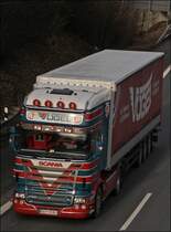 VGEL: Ein sehr schner SCANIA TOPLINE R580 8/ der voralberger Spedition VGEL ist am 22.01.2009 in Richtung Sden unterwegs. Als  extras  wurden (Chrom)-Khlergrillablikationen, und Lampenbgel angebracht. Der Innenraum wurde mit roten Stoffen fr Sitze, Bett etc. ausgestattet. Sehr schn ist auch das Scania/Schwedischer Greif Logo auf dem Beifahrersitz. Vermutlich wird die Zugmaschine auf fr Truckerfeste etc. verwendet. 