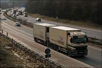 Wieder einer von Kemper.... Actros 2540 der Fleischwarenfabrik KEMPER aus dem nieders�chsischen Nortrup ist in Richtung Heimat unterwegs. Hier ist sind die unterschiedlichen Werbeslogans zusehen.(22.01.2009)
