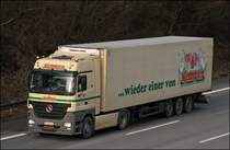 ...UND WIEDER EINER VON KEMPER: Actros 1841 der Fleischwarenfabrik Kemper ist in Richtung Sden unterwegs. Gegrndet wurde die Firma von Hermann Kemper der 1888 mit der Produktion hochwertiger Wurstwaren und Schinken begann. Das Unternehmen wird heute in der vierten Generation gefhrt und ist einer der fhrenden Produzenten von Brhwurst-, Rohwurst,- und Schinkenspezialitten. Sehr gelungen finde ich auch die Werbeslogans auf den Aufliegern. Whrend auf den Sattelaufliegern nur  ... und wieder einer von Kemper  steht, steht auf den Hngerzgen  ... wieder einer von Kemper  bzw.  ... und noch einer von Kemper . 
